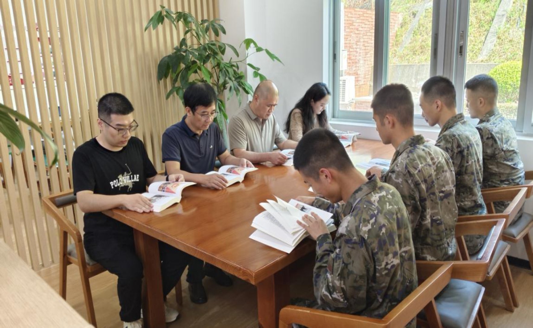 1760174170932067483.jpg 永春分公司與武警永春中隊共學《習近平談治國理政》第五卷1.jpg